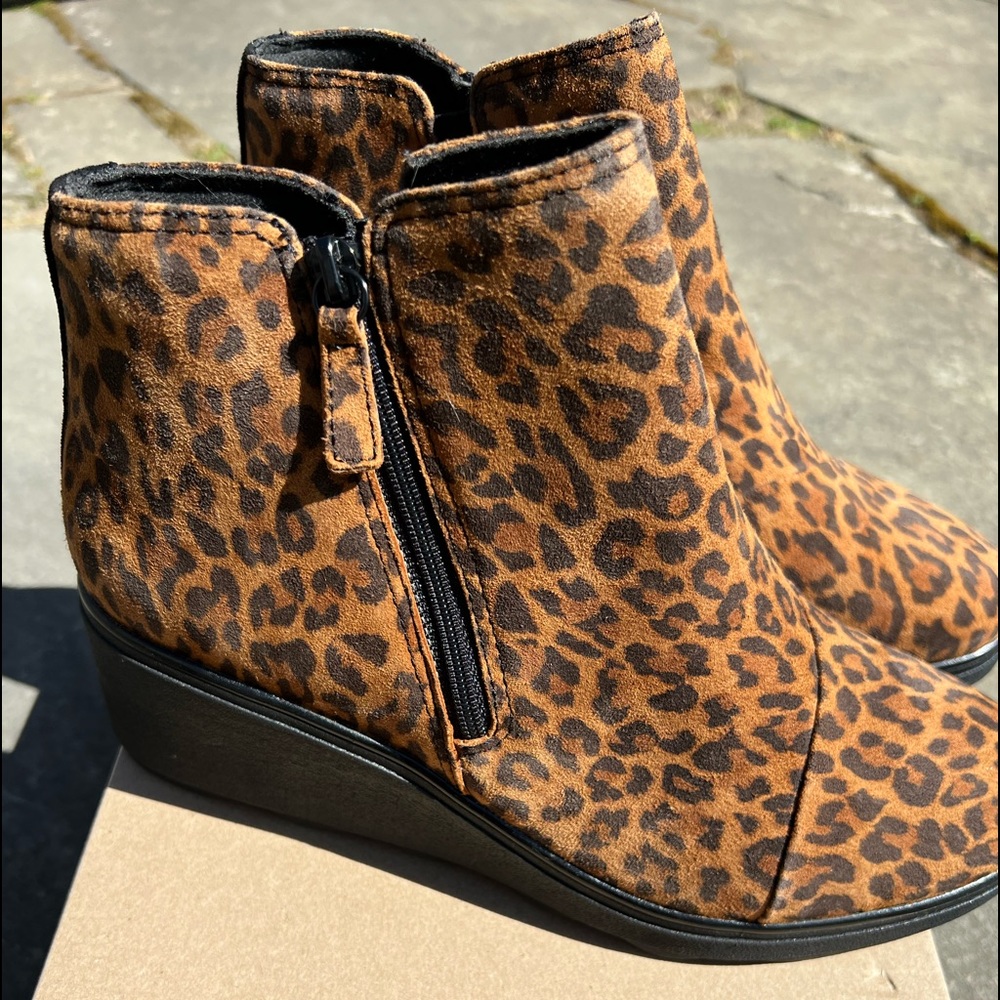 Clarks leopard wedge booties size 9.5 wide NIB